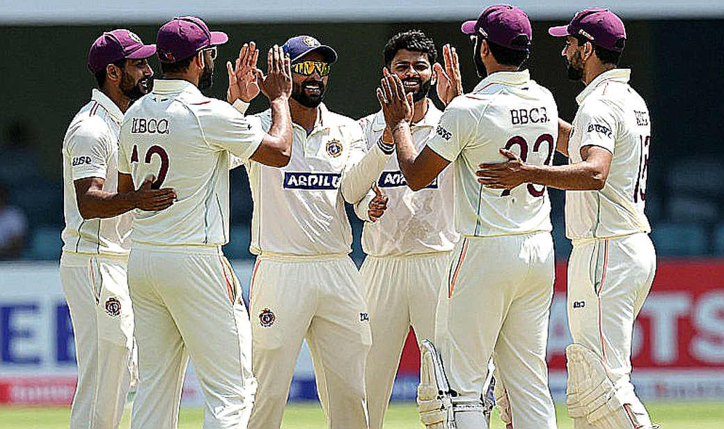 টেস্ট ক্রিকেটের খালি গ্যালারি: পিটারসেনের বিনামূল্যে প্রবেশের প্রস্তাব ও সংকটের আসল কারণ টেস্ট ক্রিকেটের খালি গ্যালারি: পিটারসেনের বিনামূল্যে প্রবেশের প্রস্তাব ও সংকটের আসল কারণ