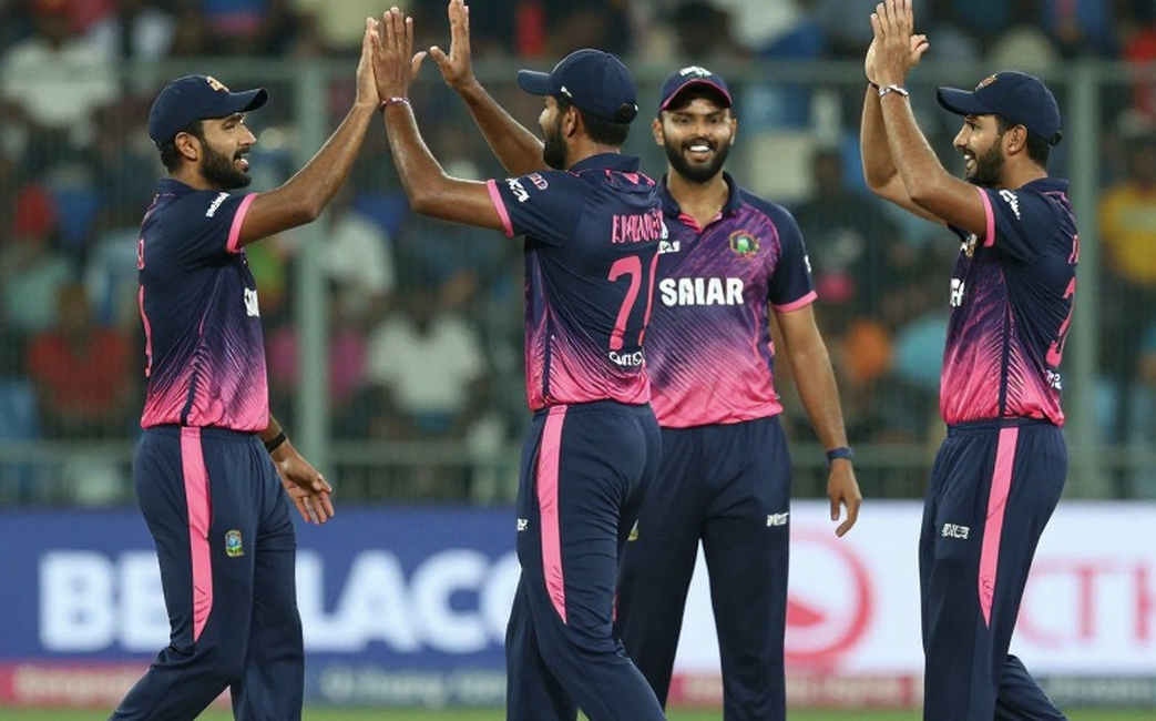 পনেরো জনের তালিকায় যে নামটা নেই, সেটাই সবচেয়ে জোরে কথা বলছে পনেরো জনের তালিকায় যে নামটা নেই, সেটাই সবচেয়ে জোরে কথা বলছে